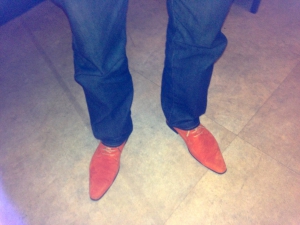 De geweldige oranje schoenen van Victor van Tol van van Bommel trokken mijn aandacht.